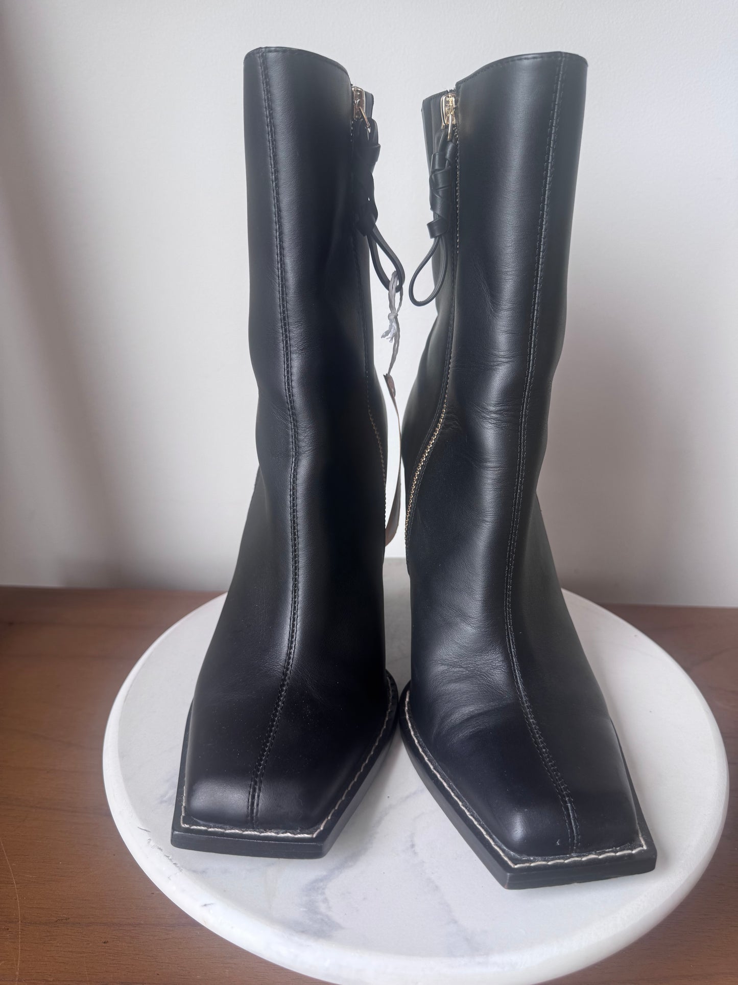 AJE
SERPENTINE HIGH HEEL LEATHER ANKLE BOOT size 39