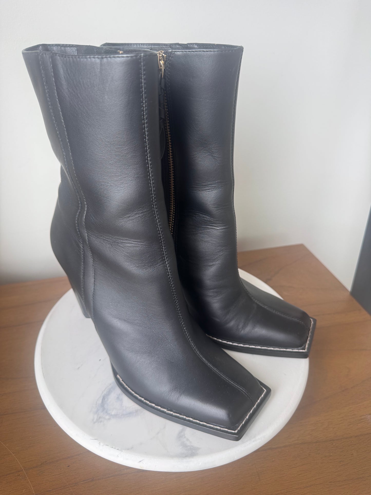 AJE
SERPENTINE HIGH HEEL LEATHER ANKLE BOOT size 39