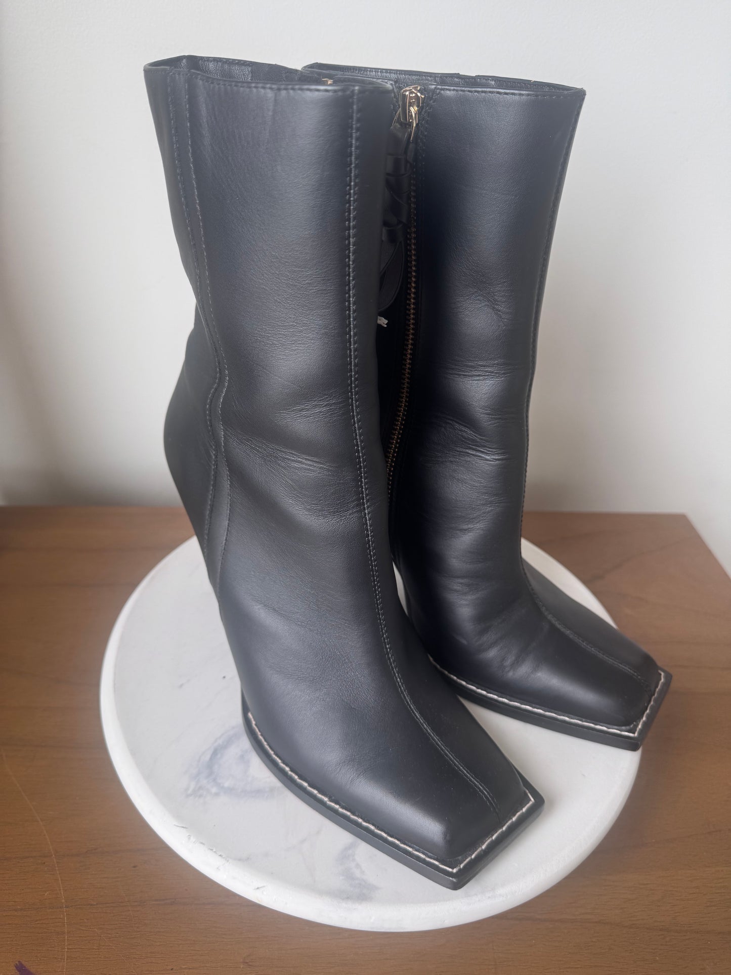 AJE
SERPENTINE HIGH HEEL LEATHER ANKLE BOOT size 39