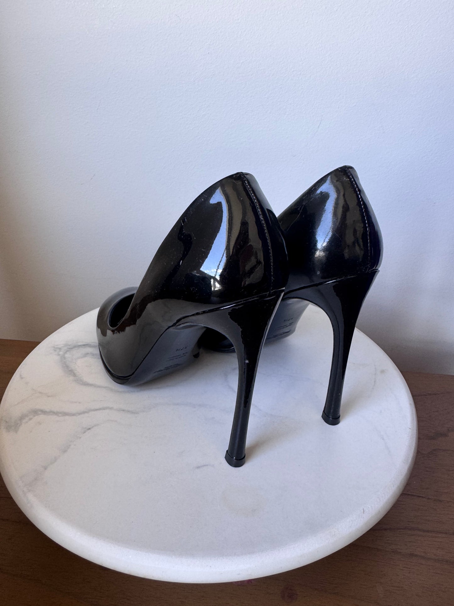 Yves Saint Laurent Palais 105 Round-Toe Pump Size 37.5
