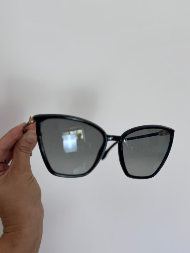 FENDI Black Acetate Oversized Cat Eye Sunglasses - FF0433